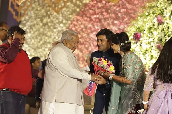 ભાડજ સર્કલ પાસે આવેલા એક પાર્ટી પ્લોટ ખાતે સન્ની પટેલનું રિસેપ્શન રાખવામાં આવ્યું હતું. આ રિસેપ્શનમાં રાજકારણીઓનો જમાવડો જોવા મળ્યો હતો જેમાં ભૂતપૂર્વ મુખ્યમંત્રી કેશુભાઈ પટેલે પણ હાજરી આપી હતી જ્યાં સન્ની અને સ્વરાને આશિર્વાદ આપ્યા હતાં. 