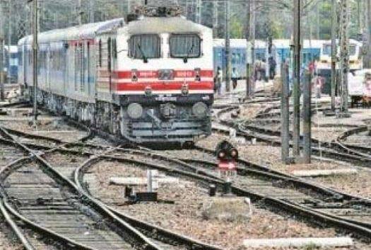 પીયૂષ ગોયલે કહ્યું, પૂર્વોત્તરના રાજ્યોમાં રેલવે સેવાઓનો વિસ્તાર કરવામાં આવ્યો. વંદે ભારત એક્સપ્રેસ નાગરિકોને ગતિ, સેવા અને સુરક્ષા પ્રદાન કરશે અને મેક ઈન ઈન્ડિયાને પ્રોત્સાહન આપશે. પરંતુ આ દરમિયાન કોઈ મોટી યોજનાની જાહેરાત નથી કરવામાં આવી.