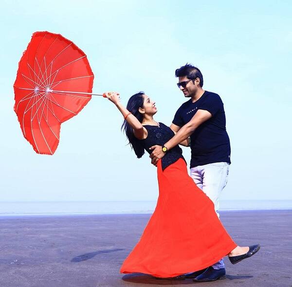 સુરતના અડાજણ વિસ્તારમાં આવેલા શિવકુટીર રો-હાઉસના બંગલામાં રહેતી મહિલા ડોક્ટર બપોરે પોતાના ઘરના બેડરૂમમાં પંખા પર દુપટ્ટો બાંધીને રહસ્યમય સંજોગોમાં ગળે ફાંસો ખાઈ આત્મહત્યા કરી લીધી હતી.