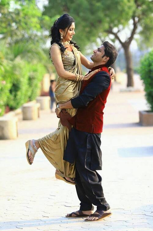 સુરતના અડાજણના ગંગેશ્વર મહાદેવ મંદિર રોડ પાસે આવેલા શિવકુટીર બંગોલમાં બપોરે મહિલા ડોક્ટર મનાલીનો ગળે ફાંસો ખાધેલો મૃતદેહ મળી આવ્યો હતો. આ જોઈને પરિવારજનો પણ ચોંકી ગયા હતાં. પંખા પર દુપટ્ટો બાંધીને મનાલીને ગળે ફાંસો ખાઈ લીધો હતો.