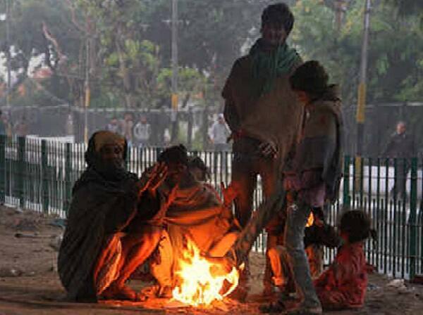 અમદાવાદ: ઉત્તર ભારતમાં થયેલી કાતિલ હિમવર્ષાને કારણે ગુજરાતમાં ઠંડીનું પ્રમાણ વધી ગયું છે. ગઈકાલે 8.8 ડિગ્રી સાથે ગાંધીનગરમાં સૌથી વધારે ઠંડી નોંધાઇ હતી જ્યારે અમદાવાદમાં 10 ડિગ્રી સરેરાશ લઘુત્તમ તાપમાન રહ્યું હતું. હવામાન વિભાગે 2 અને 3 ફેબ્રુઆરી બે દિવસ કોલ્ડવેવની આગાહી કરી છે.