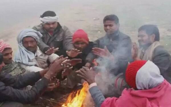 હવામાન વિભાગના મતે આગામી 24 કલાક એટલે આજે ઠંડીમાં વધારાની સંભાવના ઓછી છે. ત્યાર બાદ સરેરાશ લઘુત્તમ તાપમાનમાં 2થી 3 ડિગ્રીનો ઘટાડો નોંધાઈ શકે છે. ગાંધીનગરમાં 8.8, દીવમાં 9.0, મહુવામાં 9.2, અમદાવાદમાં 10.0, વડોદરામાં 10.8, સુરેન્દ્રનગરમાં 11.4, રાજકોટમાં 11.7, નલિયામાં 11.8 તથા સુરતમાં 13.0 ડિગ્રી તાપમાન નોંધવામાં આવ્યું છે.