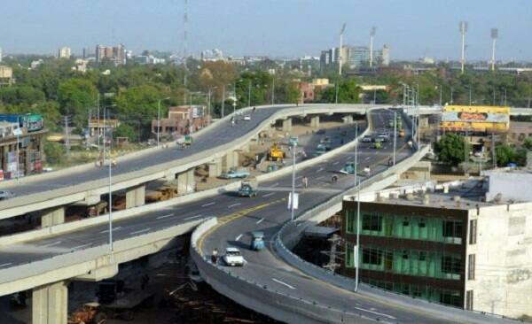 ગુજરાતના ડેપ્યુટી મુખ્યમંત્રી નીતિન પટેલ દ્વારા આ અંગેની મહત્વની જાહેરાત કરવામાં આવી હતી, આશરે 487 કરોડથી વધુના ખર્ચે ગુજરાતમાં 10 નવા ફ્લાયઓવર બ્રિજ નિર્માણ પામશે, જેના કારણે ટ્રાફિકની સમસ્યા તો હળવી થશે, આ સાથે પ્રજાજનો ખાસ કરીને વાહનચાલકોને આવનજાવન અને ટ્રાન્સપોર્ટેશનમાં ઘણી સરળતા પ્રાપ્ત થશે.