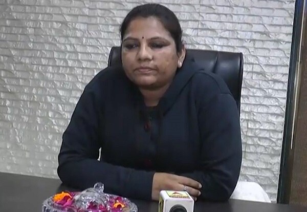 ગાંધીનગર: લોકસભાની ચૂંટણી પહેલા ઉંઝા કોંગ્રેસનાં ધારાસભ્ય ડો. આશાબહેન પટેલે રાજીનામું આપતા રાજકારણ ગરમાવો જોવા મળ્યો છે. આશાબહેને આજે ગુજરાત અધ્યક્ષને લેખિતમાં રાજીનામું આપ્યું હતું. આ રાજીનામાંમાં તેમણે કોંગ્રેસ પર અનેક પ્રહાર કર્યાં છે જ્યારે મોદી સરકારનાં વખાણ કર્યા છે. જેના કારણે આશાબહેન પટેલ ભાજપમાં જોડાશે તેવી પણ ઘણી અટકળો ચાલી રહી છે.