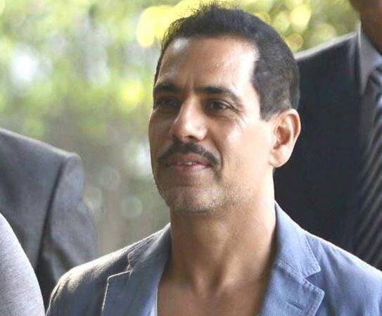 સુનિલ સામે અગાઉ ઈડી દ્વારા કેસ દાખલ કરાયો છે. જેમાં તેને કોર્ટ દ્વારા 6 ફેબ્રુઆરી સુધી ધરપકડ સામે રાહત મળી છે. આ મામલો લંડનમાં બ્રાયનસ્ટર સ્કેવરમાં આવેલી 19 લાખ પાઉન્ડ એટલે કે 17 કરોડ રૂપિયાની પ્રોપર્ટી સાથે સંકળાયેલો છે. ઈડીનો દાવો છે કે આ સંપત્તિના અસલી માલિક રોબર્ટ વાડ્રા છે. ભાગેડુ ડિફેન્સ ડિલર સંજય ભંડારીએ આ ફ્લેટ ખરીદ્યો હતો. ભંડારીએ આ ફ્લેટનુ વેચાણ વાડ્રાના નિયંત્રણની કંપનીને કરી દીધુ હતુ.