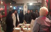 દિલ્હીની એક રેસ્ટોરન્ટમાં કૉંગ્રેસ અધ્યક્ષ રાહુલ ગાંધીએ વિદ્યાર્થીઓ સાથે કરી \'ડિનર પે ચર્ચા\', જુઓ તસવીરો