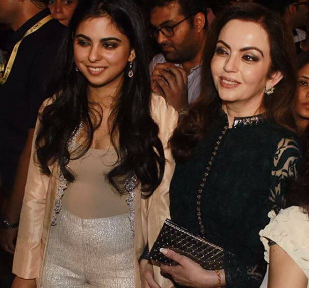 ઈશાએ આગળ કહ્યું કે, મારા પિતા અનેક કલાકો સુધી કામ કરતા રહેતા હતા પરંતુ જ્યારે અમારે જરૂર પડતી ત્યારે અમારી સાથે ઊભા રહેતા હતા. અમે પૈસા, મહેનત અને ઉદારતની કિંમત સમજીએ તે તેમણે નક્કી કર્યું હતું. મારા પેરેન્ટ્સના લગ્નના 7 વર્ષ બાદ હું અને આકાશ જન્મ્યા હતા અને અમે IVF બેબીઝ હતા. જ્યારે અમે જન્મ્યા ત્યારે માતા પૂરો સમય અમને આપવા માંગતી હતી. જ્યારે અમે પાંચ વર્ષના થયા ત્યારે તે કામ પર પરત ફરી પરંતુ તે ટાઇગર મોમ હતી.