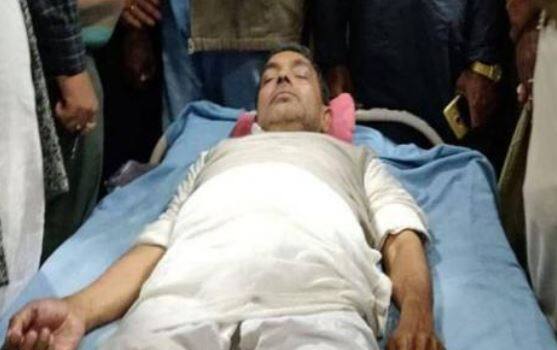 પટના: રાષ્ટ્રીય લોક સમતા પાર્ટી તરફથી શિક્ષણમાં સુધારની માંગને લઈને શનિવારે કાઢવામાં આવેલી આક્રોશ માર્ચમાં સામેલ કાર્યકર્તાઓ અને પોલીસ વચ્ચે મારામારી થઈ હતી. આ દરમિયાન પોલીસના લાઠીચાર્ઝમાં આરએલએસપી પ્રમુખ અને પૂર્વ કેંદ્રીય મંત્રી ઉપેંદ્ર કુશવાહા સહિત ઘણા કાર્યકર્તાઓ ઘાયલ થયા છે. પોલીસના અનુસાર, આરએલએસપીના કાર્યકર્તાઓએ પૂર્વ મંત્રી કુશવાહાના નેતૃત્વમાં આક્રોશ રેલી કરી હતી. 