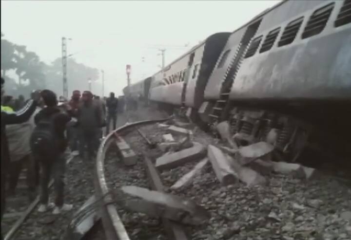 રેલવેમંત્રી પીયૂષ ગોયલે પણ ટ્વીટ કરી આ ઘટનાની જાણકારી આપી છે. તેઓએ ટ્વીટ કરી કર્યું કે, બિહારના સહદેઈ બુજુર્ગમાં જોગબની-આનંદ વિહાર ટર્મિનલ સીમાંચલ એક્સપ્રેસના 9 કોચ પાટા પરથી ઉતરી ગયા છે. ઘટનાસ્થળ પર રાહત અને બચાવ કાર્ય ચાલું છે.