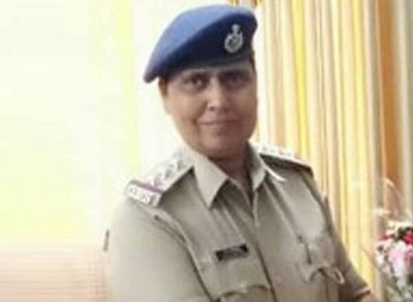 ભાવનગર: ભાવનગરમાં લેડી સિંઘમ તરીકે પ્રખ્યાત થયેલાં ભરતનગર પોલીસ સ્ટેશનમાં ફરજ બજાવતા મહિલા પીઆઈ જે.એમ.ચાવડા સામે ઉચાપતનો ગુનો દાખલ થતાં સમગ્ર પોલીસ બેડામાં ચકચાર મચી ગઈ છે. આ ગુન્હામાં મહિલા પોલીસ અધિકારીની ધરપકડ કરાયા બાદ તેને સસ્પેન્ડ કરી દેવામાં આવ્યા છે. ઉલ્લેખનિય છે કે, મહિલા PI સામે 64૦૦ રૂપિયાની ઉચાપતની ફરિયાદ નોંધવામાં આવી છે.