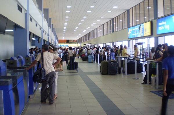 અમદાવાદ એરપોર્ટ પર અજાણ્યા શખ્સ દ્વારા કોલ કરવામાં આવ્યો હતો અને કહ્યું હતું કે એરપોર્ટ પર બોમ્બ મુકાયા હોવાનું કહ્યું હતું. જોકે પોલીસ તપાસ કરતાં કોલ ફેક હોવાનું જાણવા મળ્યું હતું. 