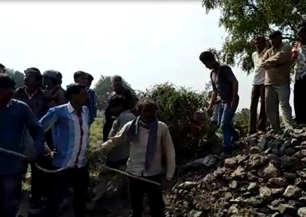 તરવૈયાઓને એક બાળકને શોધવામાં સફળતા મળી હતી જ્યારે માતા અને ત્રણ બાળકોના મૃતદેહો બહાર કાઢ્યા હતા. ઘટનાને પગલે ગ્રામજનોમાં શોકનો માહોલ છવાયેલો જોવા મળ્યો હતો. ત્યારે પોલીસ આપઘાત કરવા પાછળનું કારણ જાણવા વધુ તપાસ હાથ ધરી છે.