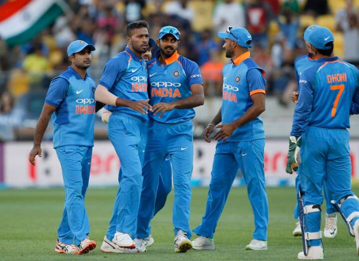 પંડ્યાએ સૌ પ્રથમ વખત 4, જૂન 2017ના રોજ ચેમ્પિયન્સ ટ્રોફીમાં પાકિસ્તાના ઇમામ વસીમની ઓવરમાં આ કારનામું કર્યું હતું. જે બાદ ફરી તેણે ચેમ્પિયન્સ ટ્રોફીમાં 18 જૂન, 2017ના રોજ પાકિસ્તાન સામે શાદાબ ખાનની ઓવરમાં સતત છગ્ગા ફટકાર્યા હતા.