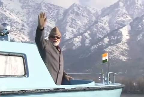 PM મોદીએ બોટમાં બેસીને દાલ સરોવરનો માણ્યો નજારો, જુઓ તસવીરો PM મોદીએ બોટમાં બેસીને દાલ સરોવરનો માણ્યો નજારો, જુઓ તસવીરો