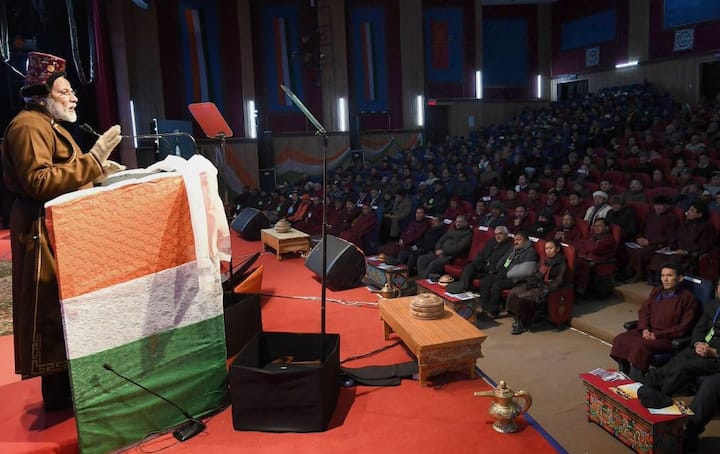 ડિજિટલ ઈન્ડિયા પરના સવાલનો જવાબ આપતાં પીએમ મોદીએ કહ્યું કે, આધાર કાર્ડ ડિજિટલ ક્રાંતિનો જ હિસ્સો છે. જ્યારે હું કહું છું કે અમારી પાસે 120 કરોડ લોકોનો ડિજિટલ ડેટા છે તો લોકોને આશ્ચર્ય થાય છે. માનવ સતત વિકાસ કરી રહ્યો છે. છેલ્લા 40-50 વર્ષમાં ટેકનોલોજીએ હરણફાળ ભરી છે. ડિજિટલીકરણની મદદથી પારદર્શિતા વધી છે.