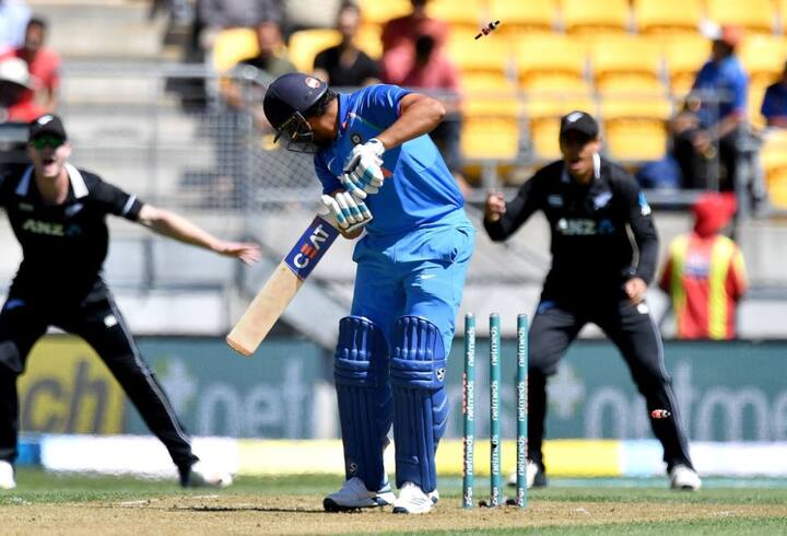 સ્વિંગ બોલર્સ રમવામાં તકલીફઃ ટીમ ઈન્ડિયાના ધૂરંધરોની સ્વિંગ બોલર્સ સામે રમવાની નબળાઈ ફરી એક વખત સામે આવી છે. ચોથી વન ડેમાં ટીમ ઈન્ડિયામાં માત્ર 92 રનમાં જ ખખડી ગયું હતું. જ્યારે પાંચમી વન ડેમાં પણ 18 રનમાં 4 વિકેટ ગુમાવી દીધી હતી. જો વર્લ્ડકપમાં પણ આવી જ પિચો હશે તો ટીમ ઈન્ડિયાને રન બનાવવામાં મુશ્કેલી થઈ શકે છે. 