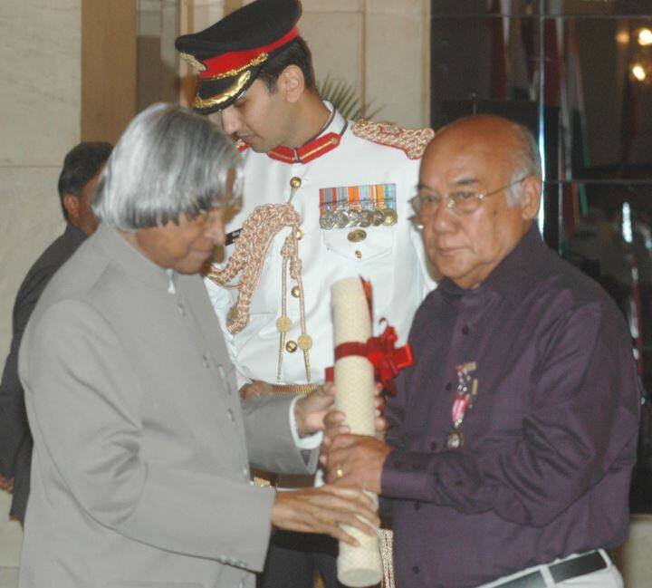 2006માં મણિપુરી સિનેમા અને ફિલ્મોમાં નોંધપાત્ર યોગદાન આપવા માટે દિવંગત પૂર્વ રાષ્ટ્રપતિ ડો.એપીજે અબ્દુલ કલામે તેને પદ્મશ્રીથી સન્માન્યા હતા. શર્મા મણિપુરના જાણીતા ફિલ્મકાર તથા કંપોઝર છે. તેમણે કહ્યું કે, મણિપુરવાસીઓને સુરક્ષાની જરૂર છે. 500થી વધારે સભ્યોવાળા ગૃહમાં રાજ્યના એક કે બે જ સભ્યો છે. આ સ્થિતિમાં સંસદની અંદર દેશના ઉત્તર પૂર્વ રાજ્યોનો અવાજ કોણ સાંભળશે.