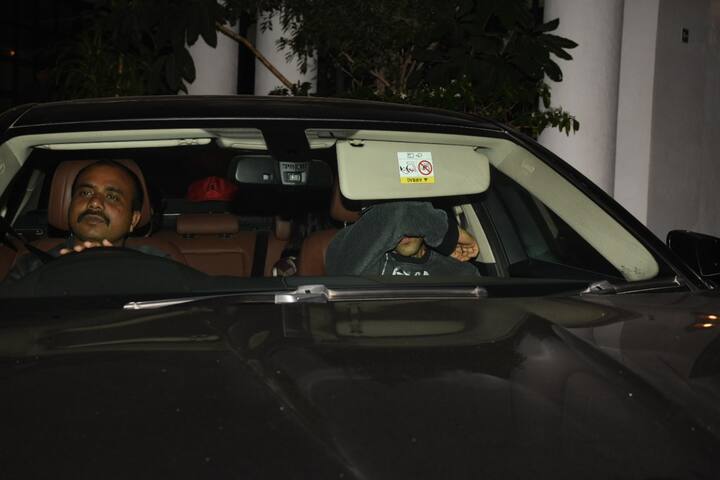 તેને જોતા એવું લાગી રહ્યું હતું કે તે આગામી ફિલ્મમાં તેનો લુક છુપાવી રહ્યો છે.