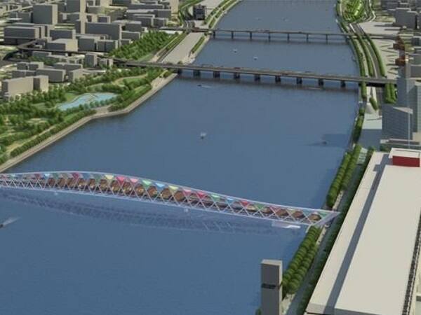 આ ઉપરાંત ફ્લાવર ગાર્ડનની સામે મલ્ટિલેવલ પાર્કિંગ બનાવવાની યોજના મૂકવામાં આવી છે તેના બીજા માળેથી સ્કાયવોક ઉતારવામાં આવશે. આ સ્કાયવોક ફ્લાવર ગાર્ડન અને ઈવેન્ટ સેન્ટરની વચ્ચેના ફૂડ પ્લાઝા ખાતે ઉતારવામાં આવશે. જેથી કોઈ પણ વાહનચાલક મલ્ટિલેવલ પાર્કિંગમાં વાહન પાર્ક કરીને સ્કાયવોકથી ફૂડ પ્લાઝા જઈ શકશે અને ત્યાંથી પેડેસ્ટ્રીયન બ્રિજથી પશ્ચિમથી પૂર્વ કાંઠે જઈ શકાશે.