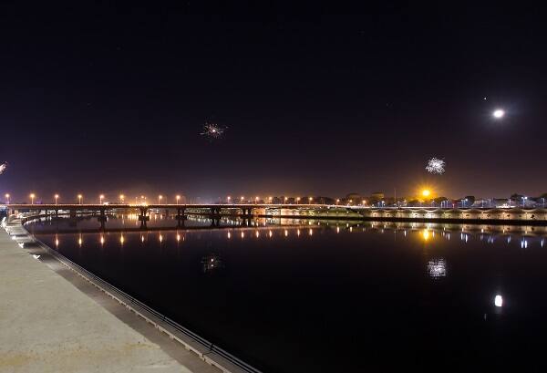 Nights cape oરિવરફ્રન્ટના પૂર્વ કાંઠે પેડેસ્ટ્રિયન બ્રિજ પૂરો થાય ત્યાં નજીકમાં ભવિષ્યમાં આર્ટસ એન્ટ એજ્યુકેશન સેન્ટર (પૂર્વ કાંઠે) બનાવવાની યોજના છે જેથી ત્યાં જનારા લોકો પણ સીધા ત્યાં જઈ શકશે. મલ્ટિલેવલના સ્કાયવોક અને પેડેસ્ટ્રિયન બ્રિજ પરથી 500 મીટર ચાલીને લોકો સરળતાથી આર્ટસ સેન્ટરમાં પહોંચી શકશે. આ જ સ્થળે વ્હીકલ લઈને રિવરફ્રન્ટનના રસ્તેથી જમાલપુર બ્રિજ થઈને જવા માટે દોઢથી બે કિમીનું અંતર થાય છે. f Ahmedabad Sabarmati Riverfront seen on new year night with fireworks displayed, Gujarat, India