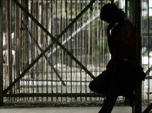 અમદાવાદઃ અમદાવાદના કૃષ્ણનગરમાં રહેતી અને ત્રણ મહિના અગાઉ ગુમ થયેલી સગીરા સુરતના લાજપોર જેલમાં બંધ હોવાનો ઘટસ્ફોટ થયો છે. કતારગામ પોલીસ સ્ટેશનમાં હત્યાના ગુનામાં સગીરાની પોલીસે ધરપકડ કરી છે. જેમાં સુરત કતારગામ પોલીસની અને અમદાવાદ કૃષ્ણનગર પોલીસની બેદરકારી સામે આવી છે. સુરત પોલીસે હત્યામાં ધરપકડ કરાયેલી સગીરાની ઉંમર તપાસ કર્યા વગર જ તેને નારી સંરક્ષણ ગૃહ કે બાળ હોમની જગ્યાએ લાજપોર જેલમાં મોકલી દીધી છે.