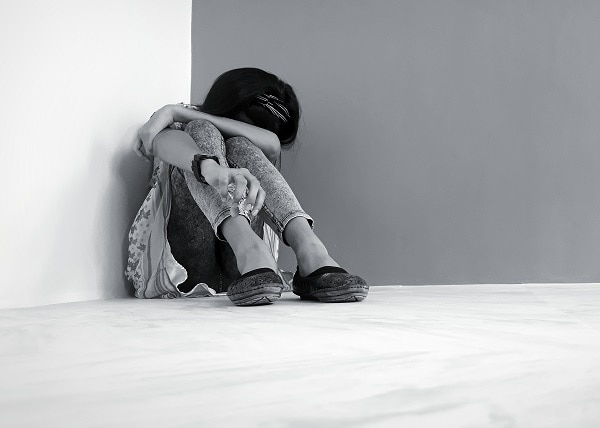 સગીરાના પરિવારજનો કેસની માહિતી લેવા કતારગામ પોલીસ સ્ટેશનમાં ગયા હતાં જ્યાં પોલીસ ઈન્સ્પેકટરએ તેઓને સાંભળ્યાં ન હતાં. જેલમાં બંધ સગીરની ઉંમર નાની હોવાનું કહેવા અને તેના પુરાવા આપવા છતાં તેઓએ સાંભળ્યું ન હતું. ફરિયાદની કોપી માંગવા છતાં તેઓએ આપી ન હતી. અમદાવાદથી ગુમ થઈ હોવાની ફરિયાદ આપવા છતાં કતારગામ પોલીસે પરીવારને ત્યાંથી ધકેલી મૂક્યો હતો.