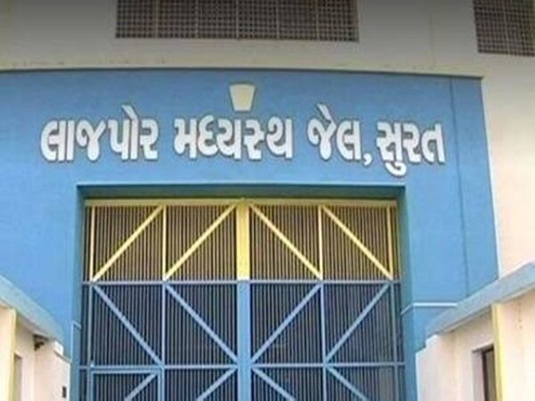 કૃષ્ણનગર પોલીસ સ્ટેશનમાં સગીરાના ફોટો સાથે ફરિયાદ આપવા છતાં પોલીસે તેની કોઈ તપાસ જ કરી ન હતી. જે પણ વ્યક્તિ ગુમ થાય તેનું રાજ્યના દરેક પોલીસ સ્ટેશનમાં ફોટા સાથે બ્રોડકાસ્ટ કરવામાં આવે છે પરંતુ સુરતની કતારગામ અને અમદાવાદની કૃષ્ણનગર પોલીસે સગીરાના અપહરણ મામલે કોઇ જ ધ્યાન આપ્યું ન હતું.