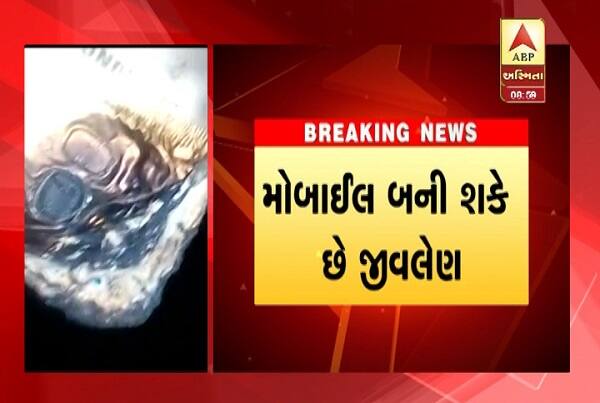 મળતી માહિતી અનુસાર, બનાસકાંઠાના લાખણીના ભાકડીયાલ ગામે સેમસંગ કંપનીનો સ્માર્ટફોન ચાર્જિંગ કરવા મૂક્યો હતો તે સમયે મોબાઈલ બ્લાસ્ટ થયો હતો. મોબાઈલ બ્લાસ્ટ થયો એ વખતે તેનો અવાજ એટલો ખતરનાક હતો કે ઘરમાં મોટું નુકસાન થયું હતું.