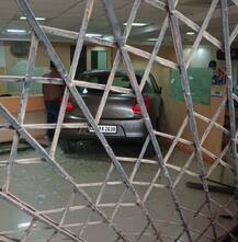 દમણમાં સર્જાયો વિચિત્ર અકસ્માત, કાર બેંકના દરવાજાની ગ્રિલ તોડીને અંદર ઘુસી