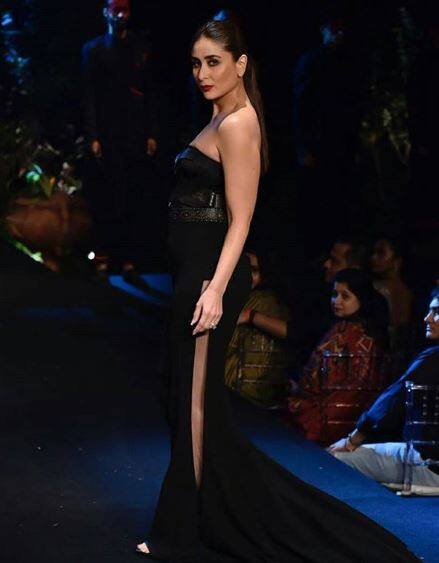 કરિના રેમ્પ વોક પર આવતા ઓડિયન્સમાં હાજર તમામ લોકો તેની તસવીરો અને વીડિયો બનાવવામાં વ્યસ્ત થઈ ગયા હતા. 