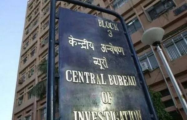 ઉલ્લેખનીય છે કે, કેન્દ્ર અને પશ્ચિમ બંગાળની મમતા બેનર્જી સરકાર વચ્ચે આ વિવાદ ત્યારે શરૂ થયો જ્યારે શારદા ચિટફંડ ગોટાળામાં આરોપી પોલીસ કમિશ્નર રાજીવ કુમાર સાથે પુછપરછ કરવા પહોંચેલી સીબીઆઇની ટીમને પકડી લેવામાં આવી. જોકે બાદમાં આ અધિકારીઓને છોડી દેવામાં આવ્યા. સીબીઆઇની કાર્યવાહી બાદ મમતા બેનર્જીને અનશનને વિપક્ષનું જોરદાર સમર્થન મળી રહ્યું છે. 