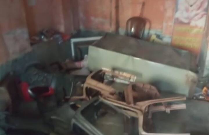 કોલકાતાઃ રવિવારે સાંજે કોલકાતામાં થયેલા નાટકીય ઘટનાક્રમ બાદ પશ્ચિમ બંગાળમાં ભવાનીપુર સ્થિત બીજેપી ઓફિસમાં તોડફોડ કરવામાં આવી છે. ટીએમસીના કાર્યકર્તાઓએ ઓફિસમાં તોડફોડ કરી હોવાનું કહેવામાં આવે છે. ઓફિસમાંથી ખુરશીઓ બહાર ફેંકી દેવામાં આવી અને પાર્ટીના બેનર તથા ઝંડાને ફાડી નાંખવામાં આવ્યા હતા.