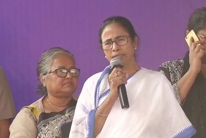 મમતા બેનરજીએ કહ્યું, દેશ નરેન્દ્ર મોદીથી પરેશાન થઈ ચૂક્યો છે. આજે ઈમરજન્સી કરતાં પણ વધારે ખરાબ હાલત છે. અમારી ધીરજ હવે પૂરી થઈ ગઈ છે. કેન્દ્ર સરકાર સીબીઆઈને કાર્યવાહી કરવા માટે પ્રેશર કરી રહી છે. ભાજપ ચોર પાર્ટી છે. કોલકાતામાં અમારી રેલી પછી મોદી અને અમિત શાહ અમારી પાછળ પડી ગયા છે. ભાજપની એક્સપાઈરી ડેટ નજીક છે.