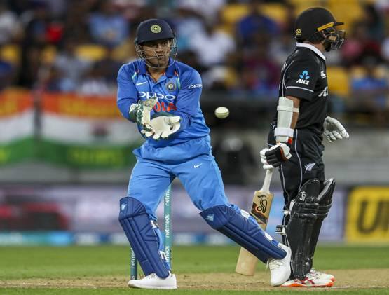 તેણે જેવો નીશમને બહાર જતો જોયો. તરત જ ધોનીએ બોલ લઈને સ્ટંપ પર મારી દીધો અને આ રીતે અમ્પાયરને LBW નહી તો રન આઉટ આપવો પડ્યો. હાઈલાઈટમાં ખબર પડી કે, તે બોલ પર વાસ્તવમાં નીશમ LBW પણ આઉટ જ હતો. જોકે, નીશમ રન આઉટ થઈ ગયો, જેથી તે નિર્ણય હવે કોઈ કામનો ન રહ્યો. જોકે જે અંદાજમાં ધોનીએ વિકેટની પાછળ કામ કર્યું તે જોઈ બધા જ આશ્ચર્યમાં પડી ગયા.