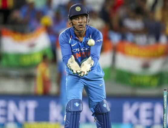 ધોનીએ રન આઉટનું પરાક્રમ ન્યુઝિલેન્ડની ઇનિંગમાં 37મી ઓવરમાં કર્યું. તમને જણાવી દઈએ કે, કેદાર જાદવની બોલિંગમાં નીશમ અક્રોસ ધ લાઈન શોટ રમવા ગયો, પરંતુ બોલ મિસ કરી ગયો અને બોલ પેડ સાથે ટકરાયો. ત્યારબાદ તેની વિરુદ્ધ LBWની જબરદસ્ત અપીલ થઈ. અમ્પાયરે નીશમને નોટ આઉટ આપ્યો. અમ્પાયરને જોતા નીશમ આ સમયે ક્રીઝની બહાર આવી ગયો, પરંતુ ધોનીની નજર તો બોલ પર જ હતી.