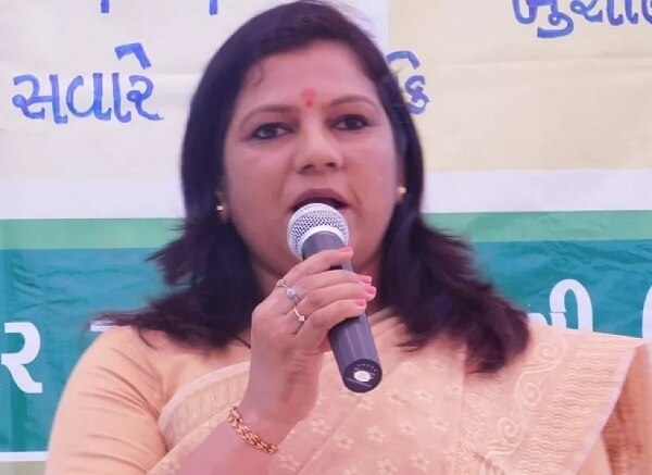 આશા પટેલના રાજીનામા મામલે ગુજરાત પ્રદેશ કોંગ્રેસ સમિતિના મહામંત્રી કીર્તિસિંહ ઝાલા ઉપર ઠીકરું ફોડાયું છે. કીર્તિસિંહ ઝાલા મહેસાણા કોંગ્રેસના અગ્રણી સાથે દિલ્હી રજુઆત માટે જશે. મહેસાણા જિલ્લા કોંગ્રેસ પ્રમુખ, જિલ્લા પંચાયતના પ્રમુખ અને અન્ય અગ્રણીઓ સાથે દિલ્હી જશે. લાલજી દેસાઈના માધ્યમથી રાહુલ ગાંધીને મળશે. આશા પટેલના આક્ષેપ સામે રાહુલ ગાંધીને વાસ્તવિક સ્થિતિનો ચિતાર આપવા માટે તમામ નેતાઓ દિલ્હી જશે. 