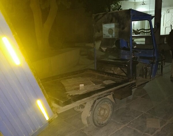 આ દારૂના ધંધાનો મુખ્ય બુટલેગર પોલીસને જોઈને બંગલાના કેમ્પસમાંથી ગાડી લઈને ફરાર થઈ ગયો હતો. આ બુટલેગરો લોડિંગ રિક્ષામાં બનાવેલા ગુપ્ત ખાનામાં રાજસ્થાનથી દારૂનો જથ્થો લાવીને બંગલામાં છુપાવી રાખી નાનાં વાહનો મારફતે વેચતાં હોવાની કબૂલાત કરી હતી. 