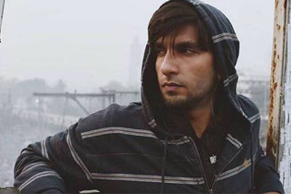 ઉલ્લેખનીય છે કે, ફિલ્મ ગલી બોય 14 ફેબ્રુઆરીએ રિલીઝ થઈ હી છે. આ મૂવીમાં રણવીર સિંહ અને આલિયા ભટ્ટની જોડી જોવા મળશે. ફિલ્મમાં આલિયા સપોર્ટિવ ગર્લફ્રેન્ડની ભૂમિકામાં જોવા મળશે. જ્યારે રણવીર એક એવા સ્ટ્રીટ રેપરની ભૂમિકામાં છે જે રેપિંગની દુનિયામાં નામ કમાવા માગે છે. આ જર્નીમાં આલિયા અને રણવીરની ભૂમિકાના પ્રેમની પણ પરીક્ષા થતી જોવા મળશે.