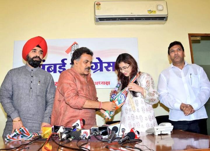 નવી દિલ્હીઃ લોકસભા ચૂંટણી નજીક છે ત્યારે કૉંગ્રેસ અને ભાજપ બંને પક્ષો બોલીવૂડ સ્ટાર્સને પોતાના પક્ષમાં સામેલ કરી રહ્યા છે. ટીવી સીરિયલ ભાભી જી ઘર પર હૈ ફેમ શિલ્પા શિંદેએ રાજકારણમાં એન્ટ્રી કરી છે. બિગ બોસ 11ની વિજેતા શિલ્પા શિંદે મુંબઈ કૉંગ્રસ અધ્યક્ષ સંજય નિરૂપમની હાજરીમાં કોંગ્રેસમાં સામેલ થયા હતા. સંજય નિરૂપમે કૉંગ્રેસને ખેસ પહેરાવી શિલ્પા શિંદેનું સ્વાગત કર્યું હતું. 