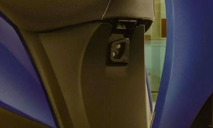 નવી સુઝુકી એક્સેસ 125 બ્લૂ, સિલ્વર, રેડ, બ્લેક, મેટાલિક ગ્રે એમ પાંચ કલરમાં ઉલબ્ધ છે. આ સ્કૂટરમાં કંપનીએ શ્રેષ્ઠ ફીચર્સ આપ્યા છે. જેમાં આકર્ષક એલોય વ્હીલ, એનાલોગ ડિજિટલ ઈન્સ્ટ્રૂમેન્ટ કલસ્ટર, વન પુશ સેન્ટ્રલ લોકિંગ સિસ્ટમ, ફ્રન્ટ પોકેટ, ચાર્જિંગ સિસ્ટમને સામેલ કરી છે. આ સ્કૂટર 60 કિલોમીટર પ્રતિલીટરની માઇલેજ આપશે તેવો કંપની દ્વારા દાવો કરવામાં આવ્યો છે. આ સ્કૂટરમાં કંપનીએ 5.6 લીટરની ફ્યૂલ ટેન્ક આપી છે. સુઝુકી એક્સેસનું કુલ વજન 101 કિલોગ્રામ છે.