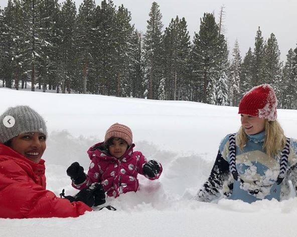 પ્રિયંકા અને નિક જોનાસ પોતાની તસવીરો સોશિયલ મીડિયા પર શેર કરતા રહે છે. 