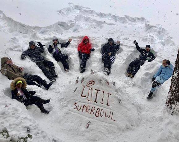 મુંબઈ: પ્રિયંકા ચોપરા અને નિક જોનાસ હાલ પોતાના મિત્રો અને પરિવાર સાથે મૈમથ લેક્સ, કેલિફોર્નિયામાં વેકેશનનો આનંદ માણી રહ્યા છે. 