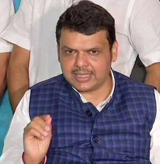 મહારાષ્ટ્રના મુખ્યમંત્રી દેવેંદ્ર ફડણવીસે કહ્યું, સરકાર તરફથી લોકપાલ સર્ચની મીટિંગ 13 ફ્રેબુઆરીના થશે. આ સંબંધે કોર્ટના આદેશોનું પાલન કરવામાં આવશે. આ દરમિયાન જોઈન્ટ ડ્રાફ્ટિંગ કમિટિનું ગઠન કરવામાં આવશે. આ કમિટિ નવો ડ્રાફ્ટ બનાવશે અને આગામી સત્રમાં રજૂ કરશે.