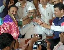 અન્ના હજારેને મળ્યા મુખ્યમંત્રી ફડણવીસ, આશ્વાસન પર ખત્મ કર્યું ઉપવાસ આંદોલન