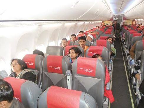 ઘરેલુ ઉડાનનું પ્રારંભિક ભાડું 899 રૂપિયા (તમામ કર સહિત) અને આંતરરાષ્ટ્રીય ઉડાનનું ભાડું 3,599 રૂપિયા (તમામ કર સહિત) રાખવામાં આવ્યું છે. એરલાઇન્સ દ્વારા એસબીઆઇના ક્રેડિટ કાર્ડ દ્વારા ટિકિટ ખરીદી પર 10 ટકા વધારાની છૂટ અને ફ્રી પ્રાયોરિટી ચેક ઇન ઓફર કરી રહી છે. આ માટે SBISALE પ્રોમો કોડનો ઉપયોગ કરવો પડશે. વધારાની છૂટ અને એસબીઆઈ કૂપન માત્ર કંપનીની વેબસાઇટ દ્વારા ટિકિટ બુક કરાવવાથી જ મળશે.