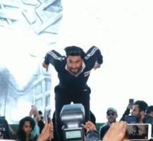 બોલીવૂડ અભિનેતા રણવીર સિંહે ફેન્સ પર મારી છલાંગ, ને પછી થયું........