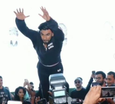 રણવીરની ફિલ્મ 'ગલી બોય' ઝોયા અખ્તરે ડાયરેક્ટ કરી છે. આ ફિલ્મમાં રણવીર ઉપરાંત આલિયા ભટ્ટ પણ જોવા મળશે. ફિલ્મનું પ્રોડક્શન ઝોયા, ફરહાન અખ્તર અને રિતેશ સિધવાનીએ કર્યું છે.