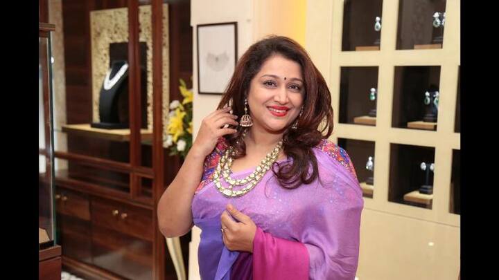 નવી દિલ્હીઃ 90ના દશકાની પ્રખ્યાત અભિનેત્રી અને દિગ્ગજ ભૂતપૂર્વ ક્રિકેટર મનોજ પ્રભાકરની પત્ની ફરહીન પ્રભાકર દિલ્હીમાં 'ઠક ઠક' ગેંગનો શિકાર બની હતી. 90ના દશકામાં બોલીવૂડમાં અનેક સુપરહિટ ફિલ્મોમાં કામ કરનારી ફરહીન હાલ અત્યંત આઘાતમાં છે.