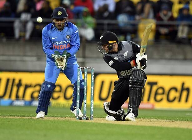 વેલિંગ્ટનઃ પ્રથમ ટી20માં ટીમ ઇન્ડિયાની 80 રને હાર થઇ છે. ન્યૂઝીલેન્ડે આપેલા 220 રનના ટાર્ગેટનો પીછો કરવા ઉતરેલી ભારતીય માત્ર 139 રનમાં જ ઓલઆઉટ થઇ ગઇ હતી. આ સાથે જ ન્યૂઝીલેન્ડ સીરીઝમાં 1-0થી આગળ થઇ ગયુ છે.