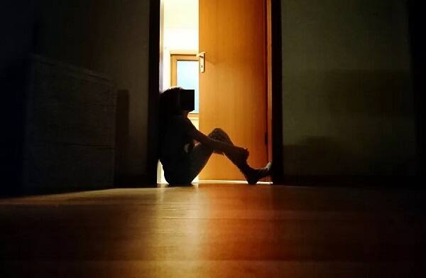 મોરબીના ઉદ્યોગપતિ પ્રેમિકા સાથે સેક્સ માણી રહ્યો હતો અને અજાણ્યા શખ્સોએ અંગત પળોનો વીડિયો ઉતારી લીધો હતો. ત્યાર બાદ બ્લેકમેઈલ શરૂ કર્યું હતું. ઉદ્યોગકારને ફસાવવાનું નેટવર્ક ગોઠવ્યું હોવાનું અને અનેક મોટા માથાને બ્લેકમેઈલ કરી રહ્યા છે. જોકે સમાજમાં બદનામીનાં ડરને કારણે ઘટના સામે આવતી નથી.